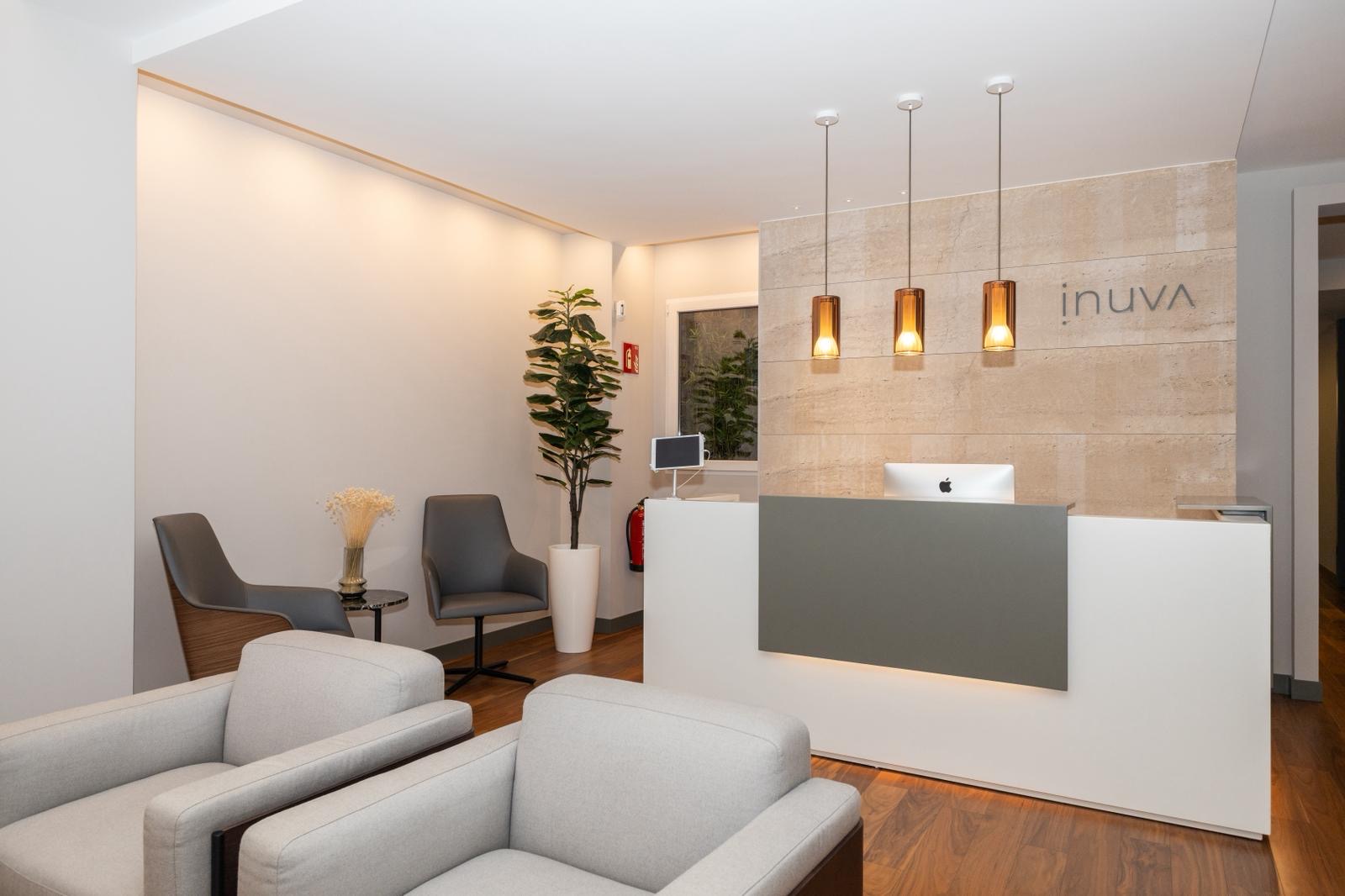 Sala de espera de la consulta, con butacas y luz cálida