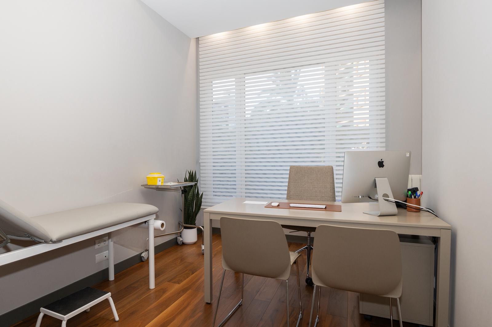 Consulta privada del Dr. Canet con luz cálida de tarde