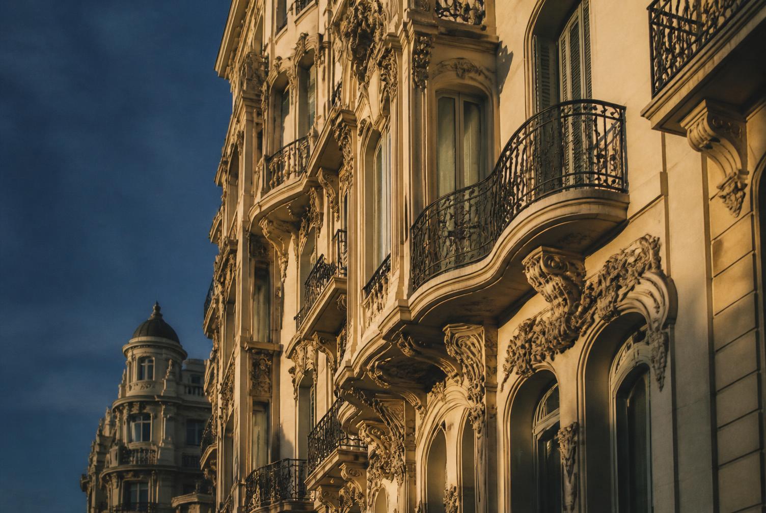 Fachada modernista en el Ensanche de Valencia